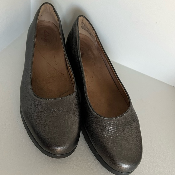 Clarks Daelyn Towne Black/ Silver Platform Flats - Picture 2 of 5